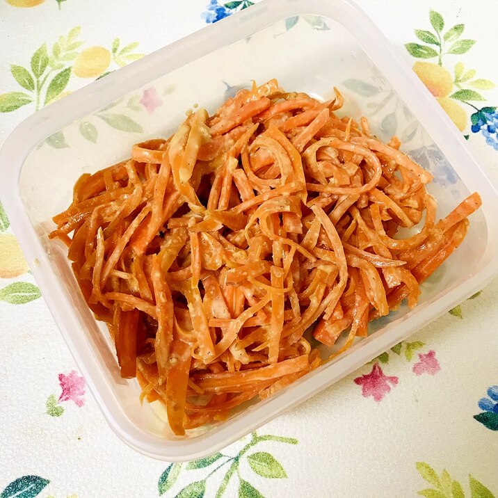 甘辛美味しい!人参のごま味噌ヨーグルト和え